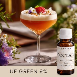 Cremiger Cocktail mit einer Erdbeere und einer Blüte am Rand.