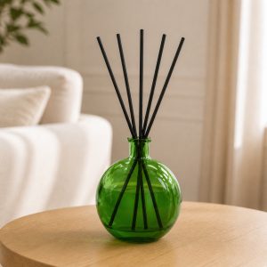 Gebrauchsfertige UFIGREEN Diffusor-Mischung Vanilla & Coffee Beans – Reed Diffuser im hellen Wohnraum