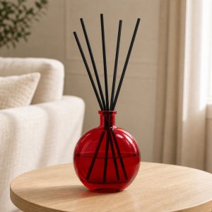 Gebrauchsfertige UFIREADY Diffusor-Mischung Z'aara Rose – Reed Diffuser im hellen Wohnraum