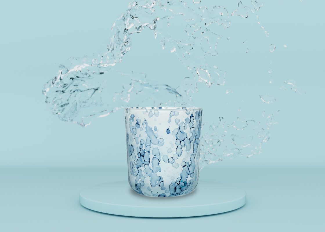 Glazen beker met spetterend water