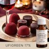 Ein goldener Teller präsentiert verschiedene Pralinen und Trüffel, kombiniert mit einem Glas Rotwein. – AF70 3760
