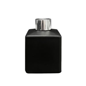 Quadratischer Duftdiffusor Schwarz Matt 150 ml – Silber – Produktansicht