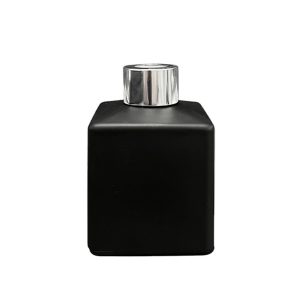 Quadratischer Duftdiffusor Schwarz Matt 150 ml – Silber – lackierte Diffusorflasche, Produktansicht