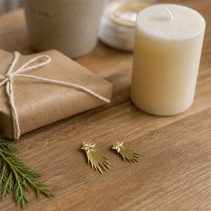 Dekostern mit Franseneffekt – stimmungsvolles Produktfoto mit Kerze und Geschenk