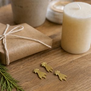 Kleiner Dekostern 4,3 cm – stimmungsvolles Produktfoto mit Kerze und Geschenk