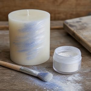 Perlglanzpigment Exterior Blue Satin – Anwendung des Perlglanzpigments auf einer Kerze im Atelier