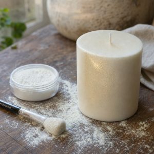 Perlglanzpigment Exterior Dazzling Firegold – Anwendung des Perlglanzpigments auf einer Kerze im Atelier