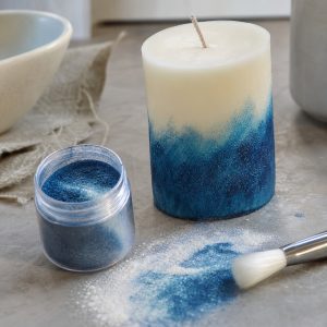 Perlglanzpigment Exterior Dazzling Peacock Blue – Anwendung des Perlglanzpigments auf einer Kerze im Atelier