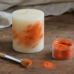 Perlglanzpigment Exterior Flash Red Kylin – Anwendung des Perlglanzpigments auf einer Kerze im Atelier