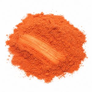 Perlglanzpigment Exterior Flash Red Kylin – loses Perlglanzpigment-Pulver auf weißem Hintergrund