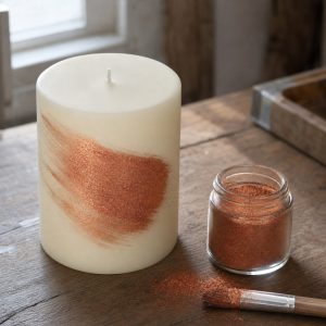 Perlglanzpigment Super Flash Brown – Anwendung des Perlglanzpigments auf einer Kerze im Atelier