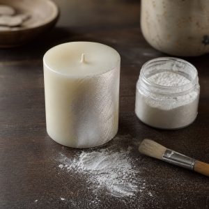 Perlglanzpigment White Pearl – Anwendung des Perlglanzpigments auf einer Kerze im Atelier